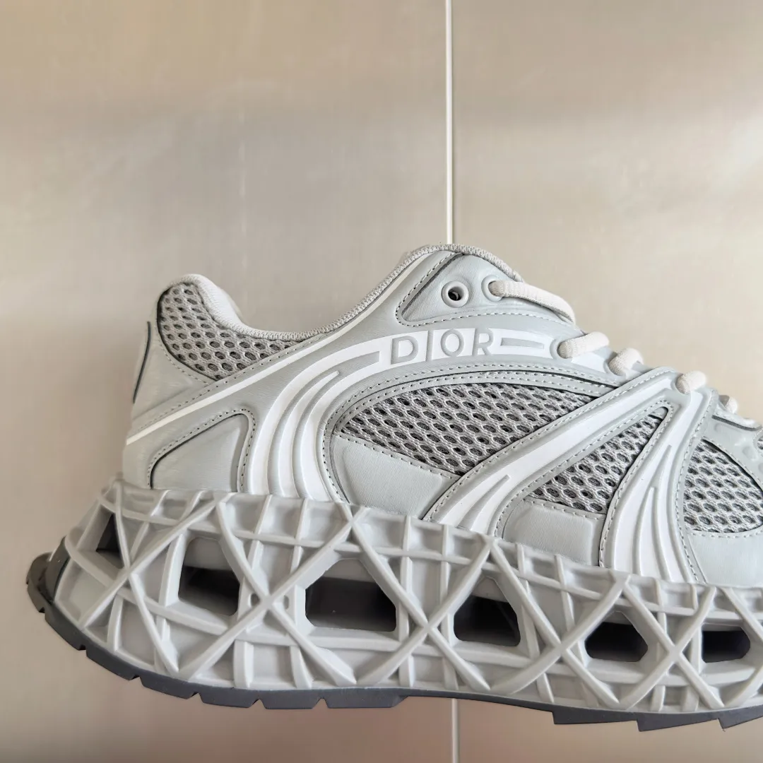 【DIOR】P:800💰 Men's 39-44. (Male 45.46 custom-made) Dior kawa Dior joint 2025ss casual sports shoes‼ ️ Reinterpret running shoes with dior’s haute couture style. b35 is made of fine-textured leather and mesh fabric materials. It can be worn in all seasons, is comfortable and breathable, and has many lines on the shoe body to outline details. It has a full retro three-dimensional feel and can create a casual look all year round!